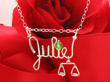 personalized name necklac in silver wire 