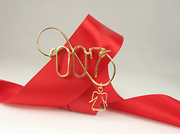 Pin with Angel charm in gold wire